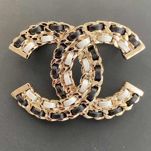 CHANEL 2022A GOLDEN TONE CC LOGO WHITE AND BLACK LEATHER SMALL BROOCH - Picture 4 of 14